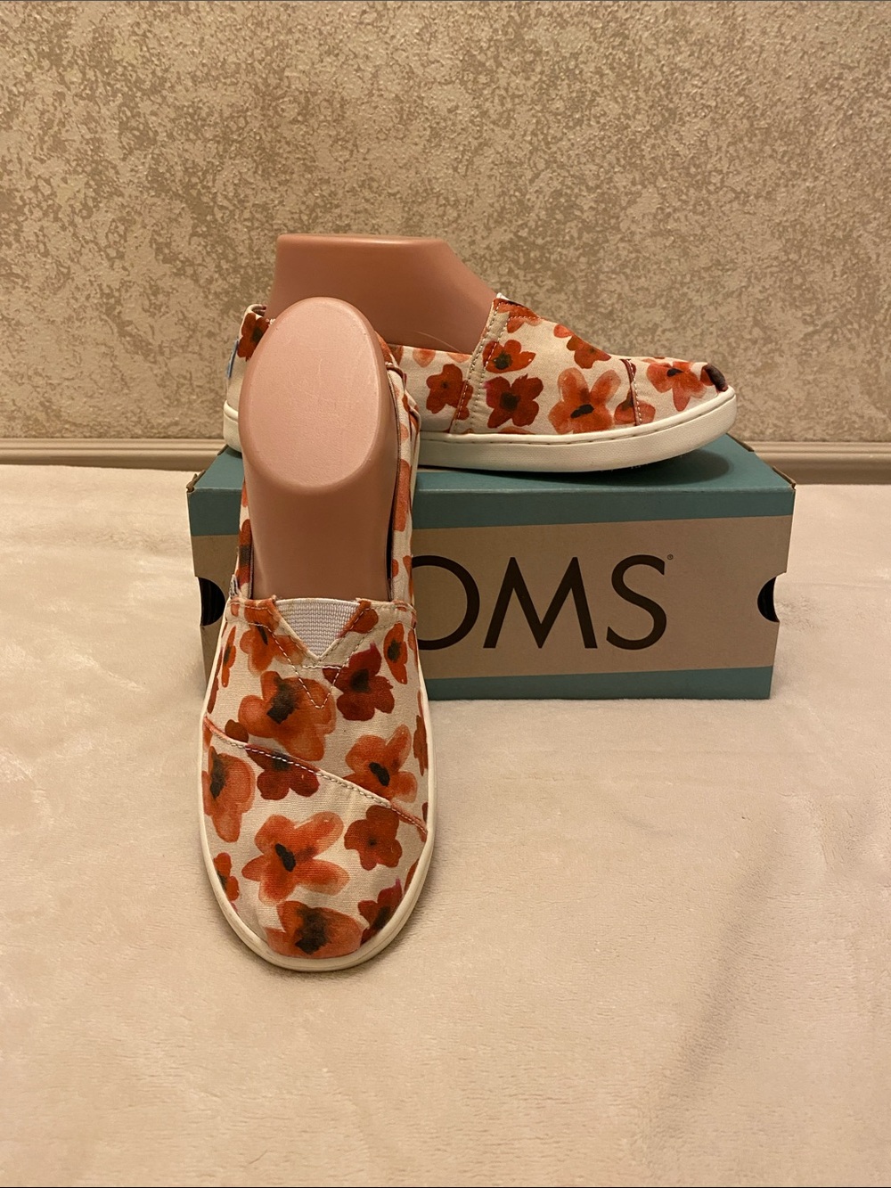 Toms Slip-On Flats with Floral Print.Youth Size 5 Women’s Size 7